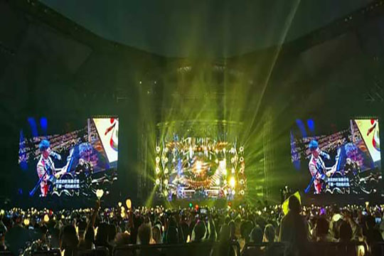 【周杰伦】深圳演唱会被侃像"雨神", 酷游九州龙平芳率众现场助威！