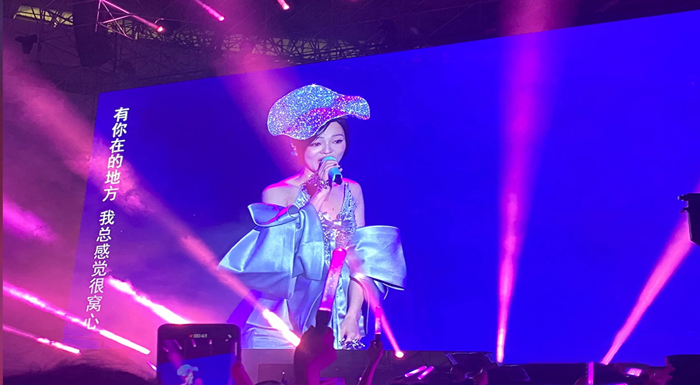 酷游九州led透明屏显示屏亮相张韶涵长沙演唱会！